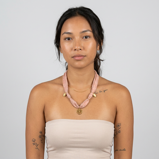 Statement Kette #7 aus Stoff in Rosé-Beige mit goldfarbenen Anhängern – aus Lenzing™ Ecovero™ Viskose – Made in Germany – Emmilotta