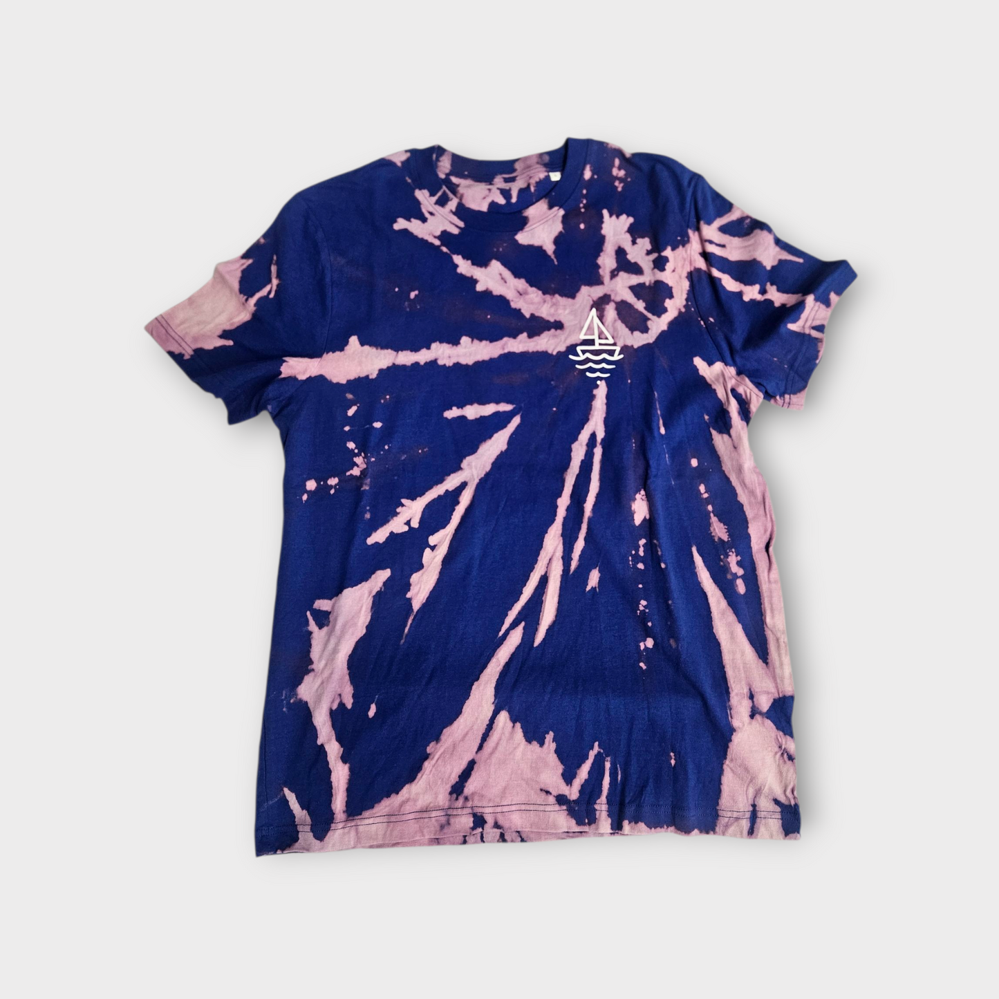 Handgefärbtes blau-rosé Tie-Dye T-Shirt mit weißem minimalistischen Boot-Logo auf der Brust.