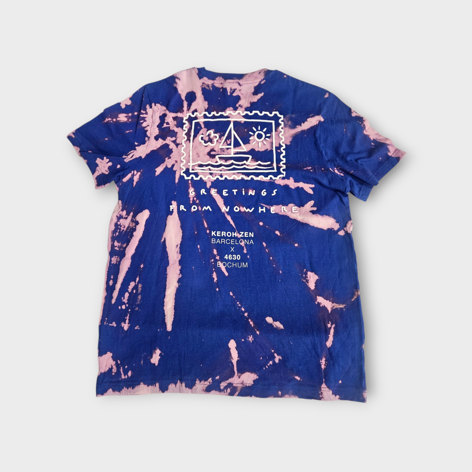 Handgefärbtes blau-rosé Tie-Dye T-Shirt mit weißem Briefmarkenprint auf dem Rücken