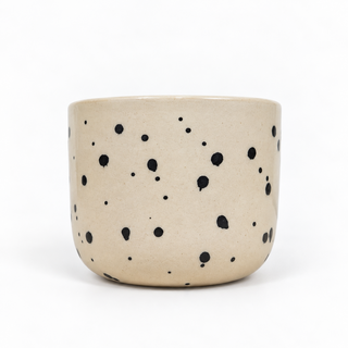 Keramikbecher mit schwarzen Sprenkeln – SillyDillyDelly