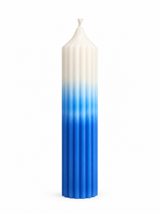Geriffelte Stumpenkerze Weiß-Blau Ombré aus Rapswachs – Handgegossen