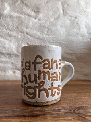 Keramiktasse „Big Fan of Human Rights“ – handgemacht – Steinzeug Becher mit Sprenkeln – 420 ml