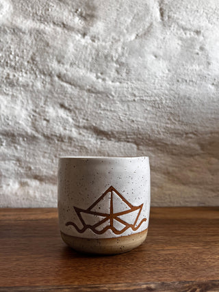 Keramikbecher mit Papierboot – handgemacht – Steinzeug Becher mit Motiv – 300 ml