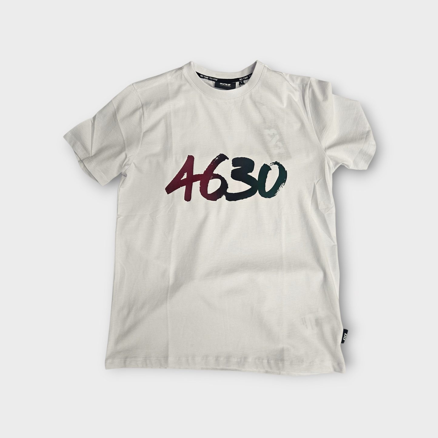 Herb × 3x3 Mash-Up WPG T-Shirt – dunkles Shirt mit auffälligem Mash-Up Print vorne