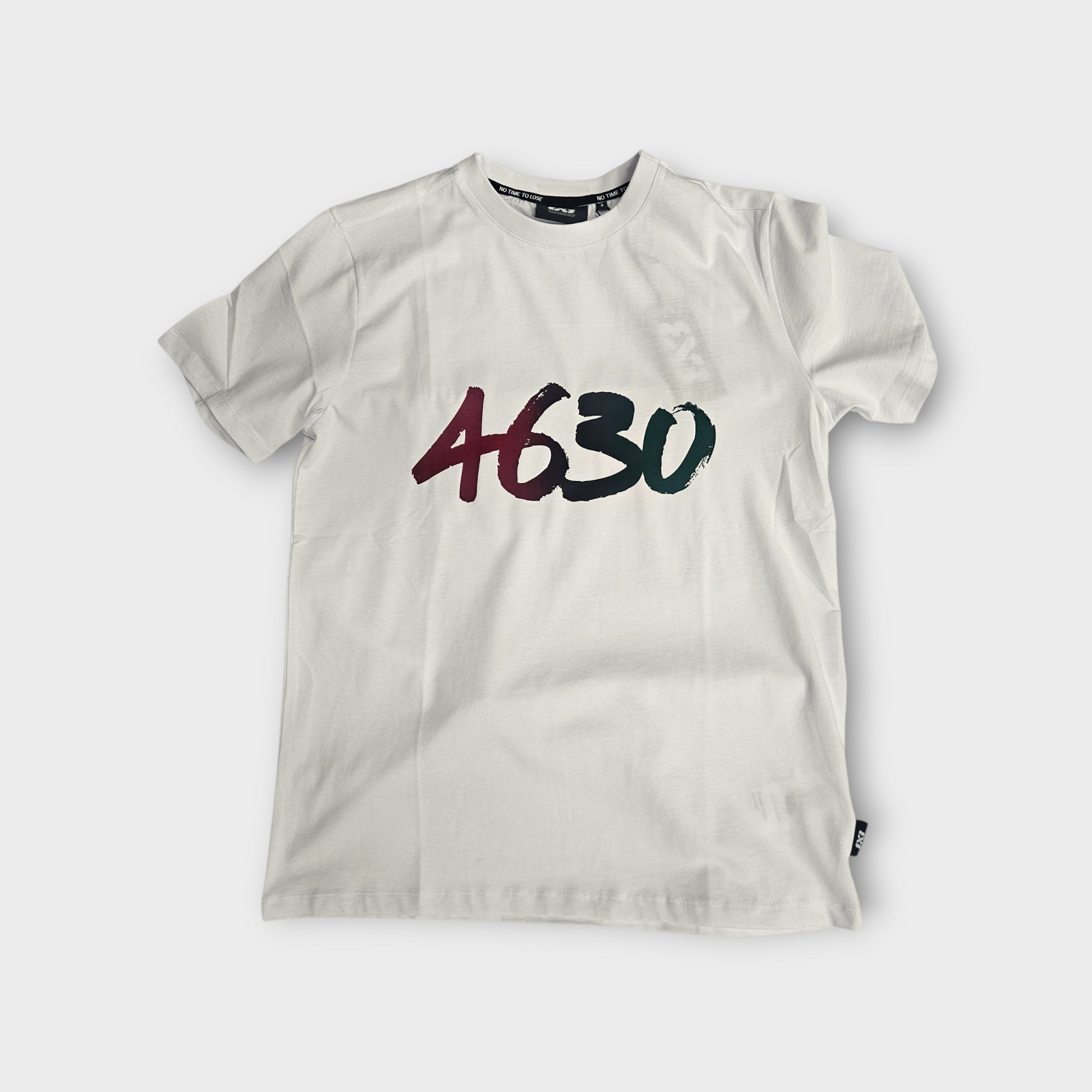 Herb × 3x3 Mash-Up WPG T-Shirt – dunkles Shirt mit auffälligem Mash-Up Print vorne