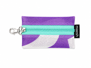 Doggi Bag Lila/Weiß #G – Mini-Beutel mit Karabiner aus Upcycling-Material, Unikat