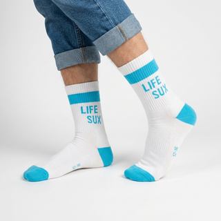 Statement Socken „Life Sux“ – Weiß mit Cyan Akzenten