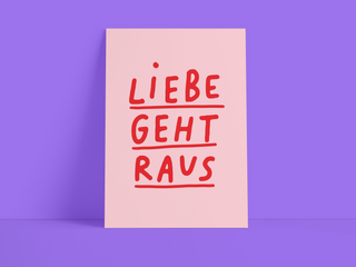 Postkarte "Liebe geht raus" – Rosé mit rotem Schriftzug