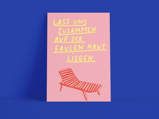 Postkarte "Lass uns zusammen auf der faulen Haut liegen" – Rosa mit Liegestuhl-Motiv