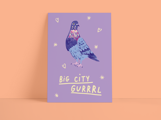 Postkarte "Big City Gurrrl" – Flieder mit illustrierter Taube