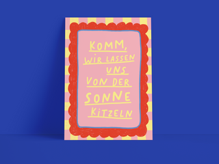 Postkarte "Komm, wir lassen uns von der Sonne kitzeln" – Rosa mit rotem Wolken-Rahmen