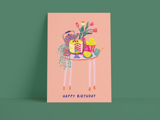Postkarte "Happy Birthday" – Lachs mit illustriertem Kaffeetisch-Motiv