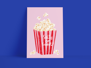Postkarte "Salty or Sweet?" – Rosa mit illustriertem Popcorn-Motiv