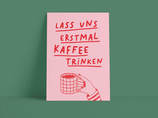 Postkarte "Lass uns erstmal Kaffee trinken" – Rosa mit Kaffeetasse-Motiv