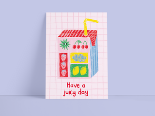 Postkarte "Have a juicy day" – Rosa mit illustriertem Saftpäckchen-Motiv