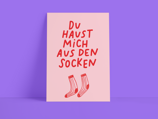 Postkarte "Du haust mich aus den Socken" – Rosé mit rotem Socken-Motiv