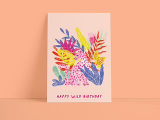 Postkarte "Happy Wild Birthday" – Rosé mit Leopard und Dschungel-Motiv
