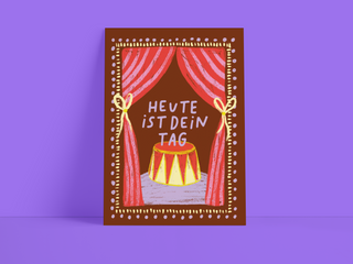 Postkarte "Heute ist dein Tag" – Braun mit Zirkus-Bühnenvorhang-Motiv