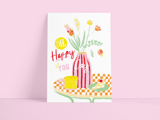 Postkarte "Oh, Happy You Day" – Weiß mit Blumenvase und Café-Tisch-Motiv
